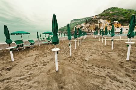 意大利实里市背景上的海滩伞图片