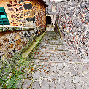 意大利托雷阿尔菲纳市与旧楼接的窄巷图片
