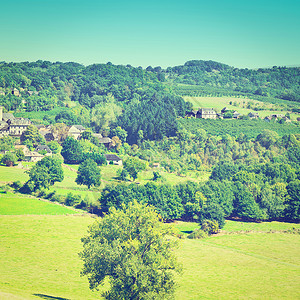 法国LimousenInstagram特效村庄被田野和牧场包围图片
