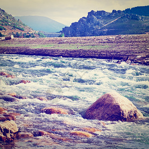 坎塔布里安山峡谷底的河和大坝Instagram效应图片