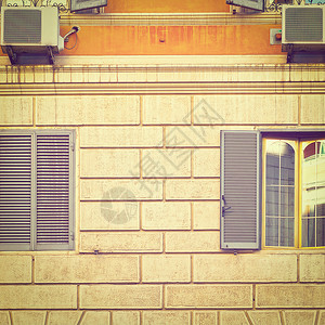 以窗口和现代条件设计者Instagram效果的旧罗马之家假象图片