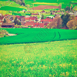 瑞士阿尔卑斯山的小型城市高地周围是牧粉内斯塔克效应高清图片