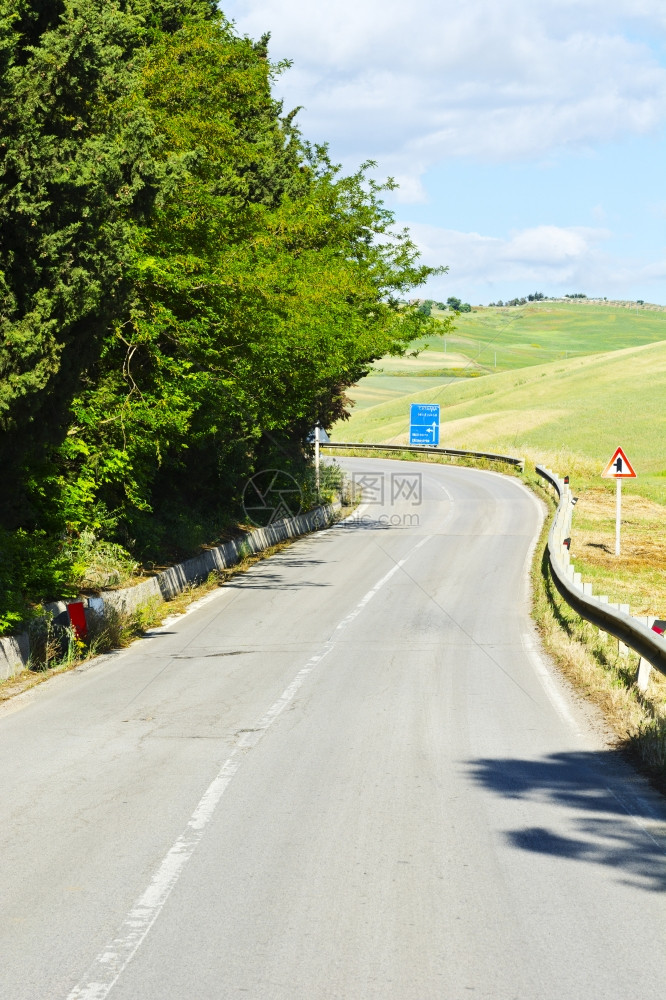 西里山小麦田间阿法特路图片