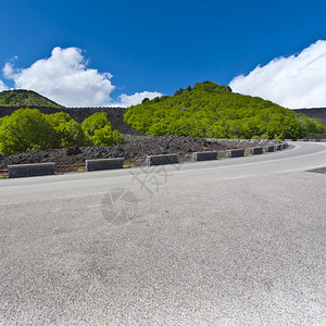 西里Etna山的黑岩层覆盖斯洛文尼亚的阿法特公路图片