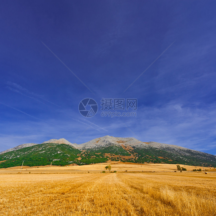 西班牙坎塔布里安山的田地图片