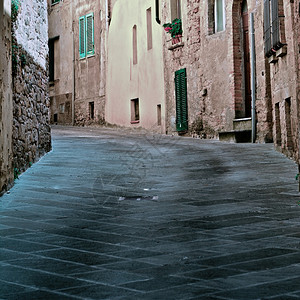 意大利伏尔特拉市旧楼的窄巷图片