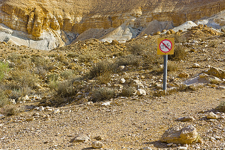 禁止骑自行车在沙漠中行驶的道路标志图片