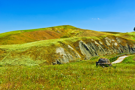 西里山丘的田地和牧之间的老阿斯法特路图片