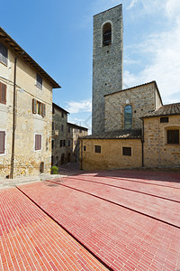 意大利中世纪吉米纳诺市的中世纪钟塔广场和楼图片