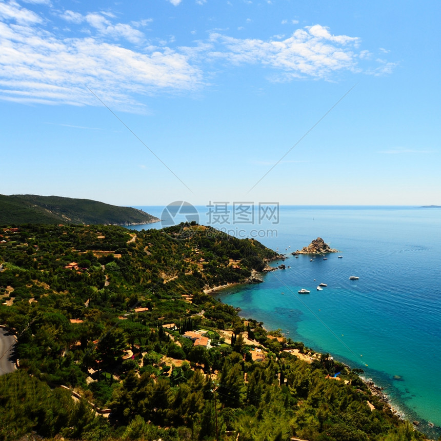 意大利与山丘和缩海岸线的景图片