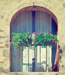 以鲜花装饰的意大利窗口Instagram效果图片