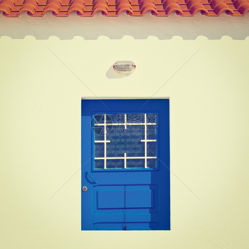 在葡萄牙家庭白墙的WoodenDoorInstagram效应图片