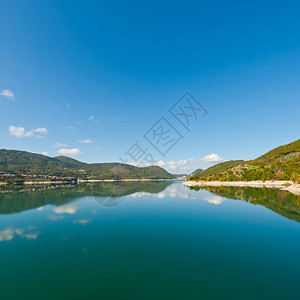 意大利图拉诺湖木化海岸图片