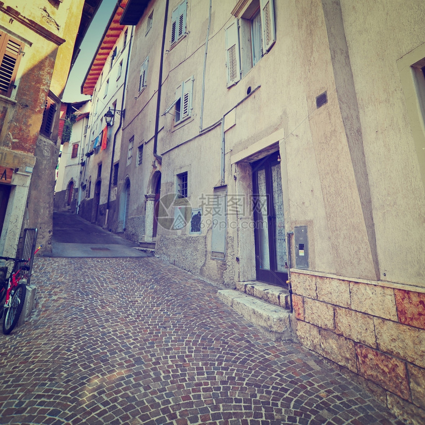 意大利城内有旧楼宇的窄巷Instagram效应图片