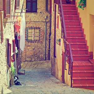 意大利伏尔特拉市与老楼宇的窄巷Instagram效应图片