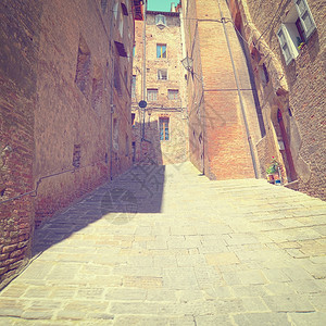 意大利锡耶纳市与旧建筑的窄巷Instagram效应图片