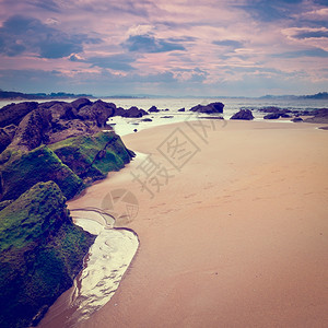 西班牙大洋海岸的缩线和潮波日落Instagram效应图片