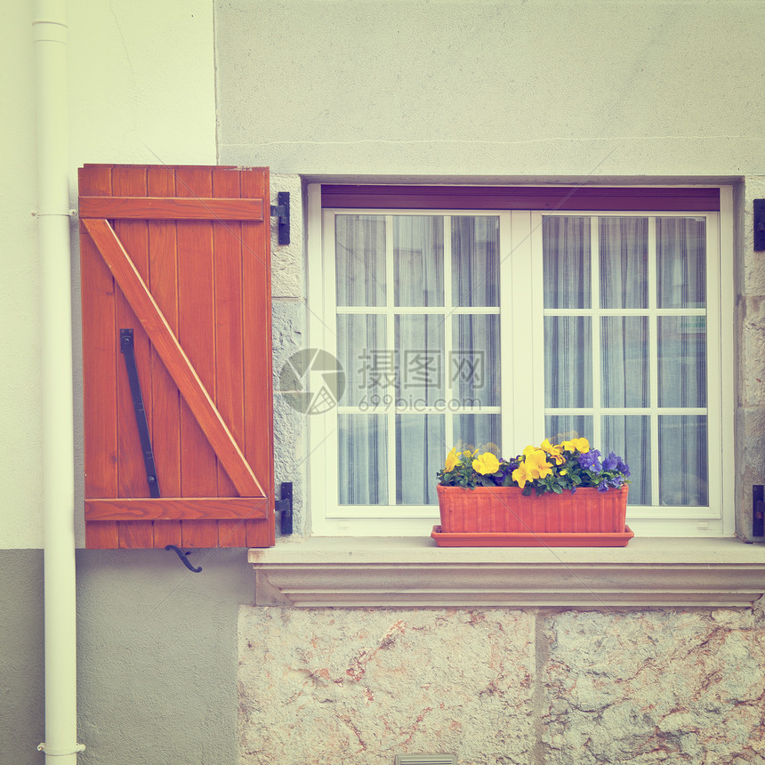 西班牙窗口装有开放木制百叶窗装饰用鲜花Instagram效应图片