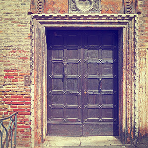 威尼斯的Wooden古代意大利门Instagram效应背景图片