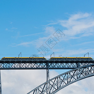 由波尔图的艾菲建造桥上地铁列车图片