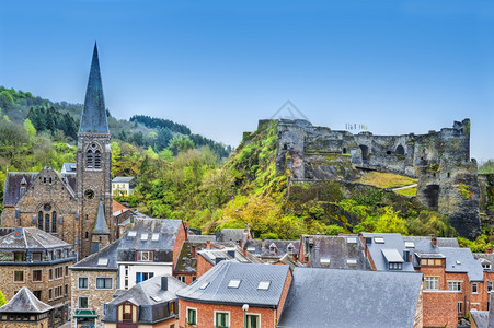 比利时城市拉罗切教堂和城堡的景象位于拉罗切中世纪城堡下的镇中心景象图片