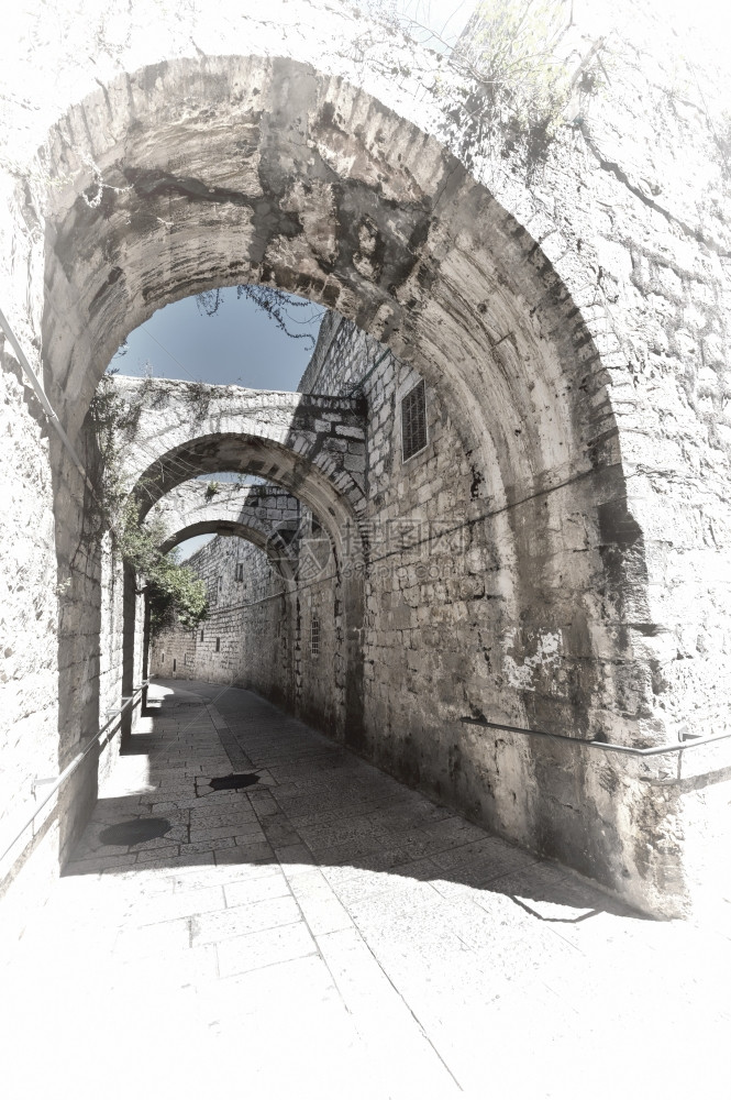 耶路撒冷亚美尼区狭小的巷子旧耶路撒冷传统石块房屋中的街道被围住图片
