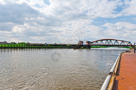 位于荷兰Zutphen城附近的伊日塞尔河上铁路桥图片