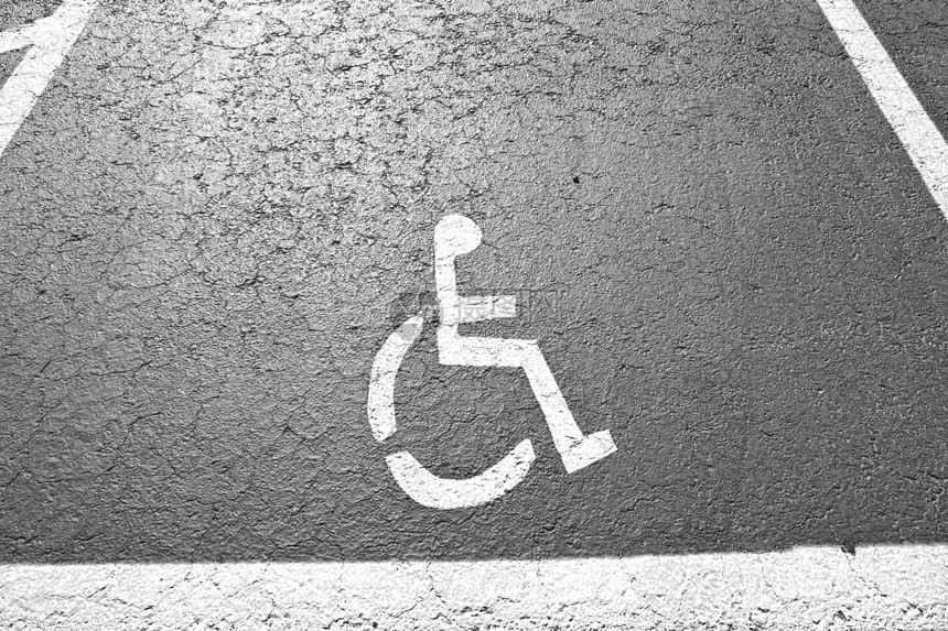 特拉维夫残疾人泊车Aspalt为以色列有轮椅的人油漆停车场标志图片