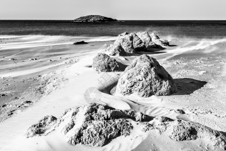 过塑照片地中海以色列岸的一个小岛景象沙吹过海滩丘在以色列的风中吹过海滩沙丘黑白照片背景