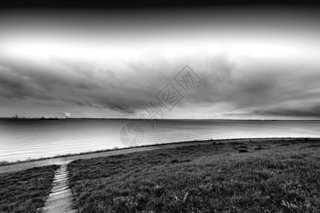荷兰北海岸面的沙丘和洋荷兰有堤坝的风景保护人们免受洪水的侵袭黑白图景图片