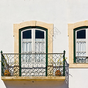 带阳台的葡萄牙窗户图片