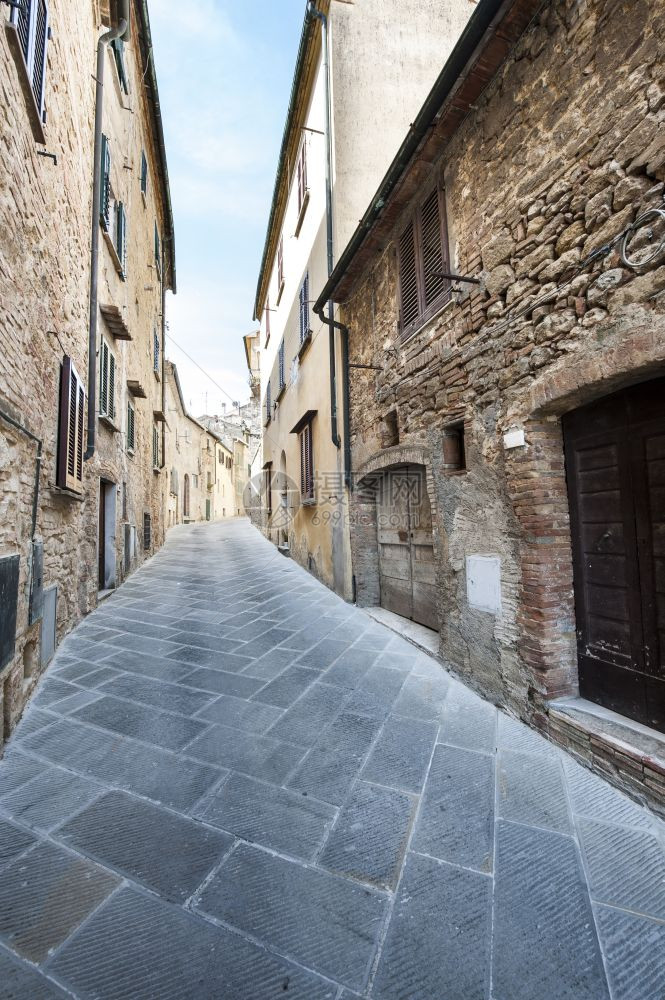 在意大利老城街上的狭小街道图片