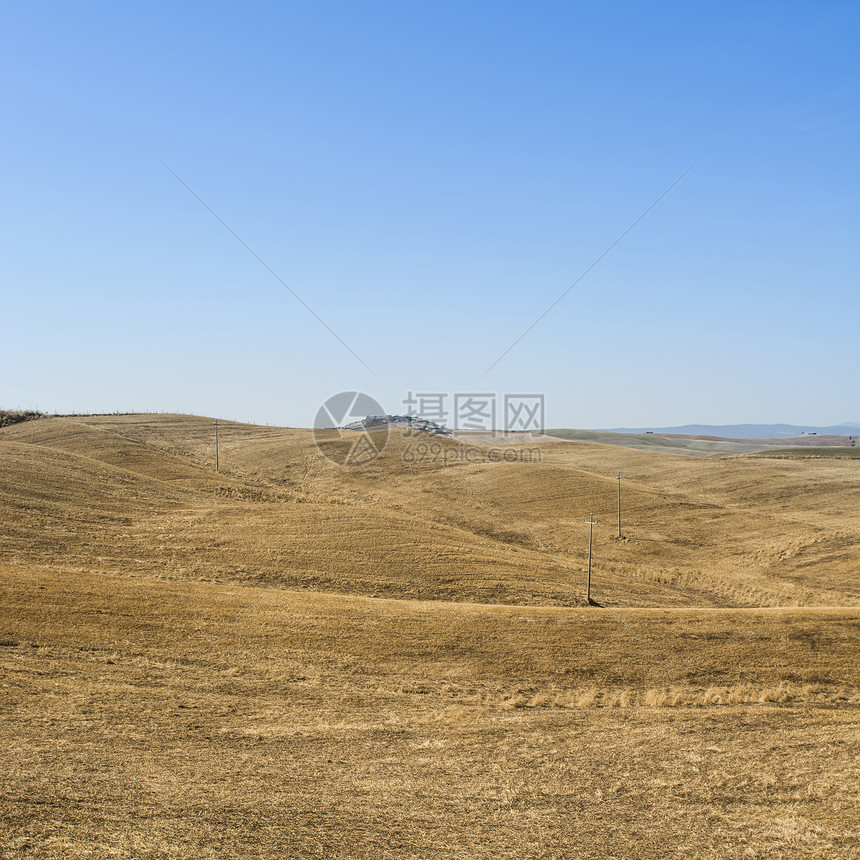 秋天托斯卡纳的犁田山收成后带的农村地貌图片