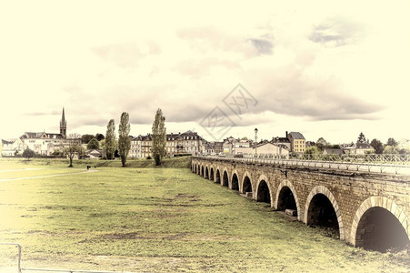 法国塞丹市的老房子和桥景象图片