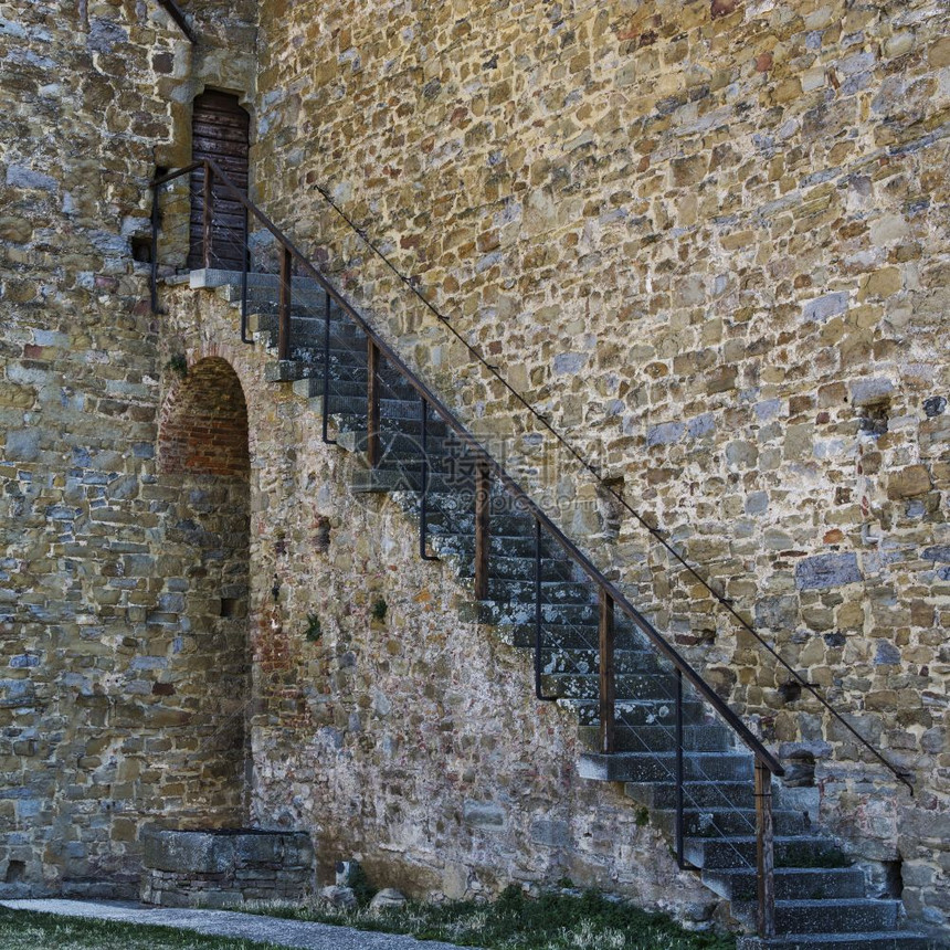 该镇的堡垒卡塞罗Cassero位于中世纪意大利城市菲奥伦蒂诺CastiglionFiorentino卡斯蒂格林菲奥伦诺Casti图片