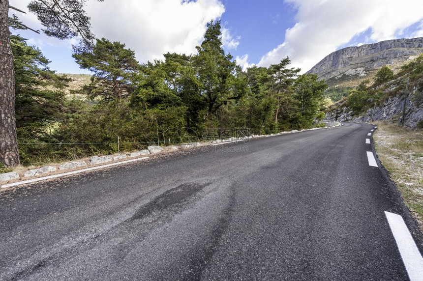 法国东南部森林的斜坡道路图片