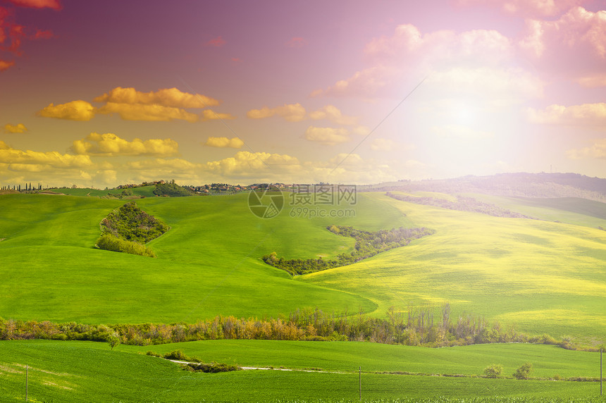 意大利地貌与草原在春初日出意大利的农业山上田地牧场和农舍图片