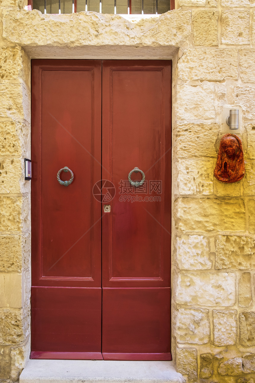 向马耳他岛上一座老房子的入口处门外提供圣玛利亚母与孩子一起的麦当娜救济图片