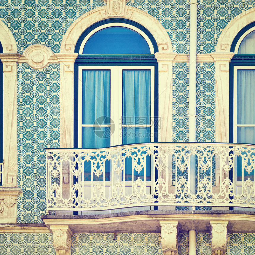 以葡萄牙陶瓷岩砖装饰的阳台图片