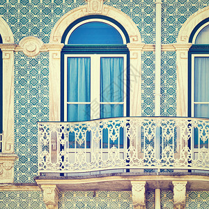以葡萄牙陶瓷岩砖装饰的阳台图片