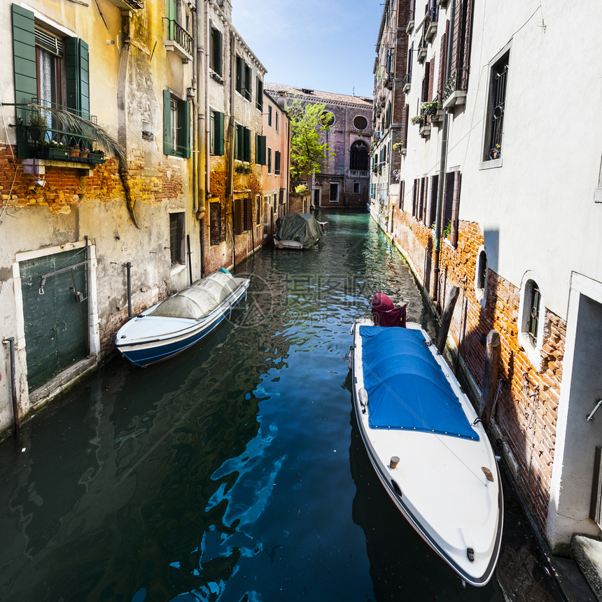 威尼斯位于由运河隔开桥梁连接的一组岛屿上Gondola是一条传统平底的威尼斯划船图片