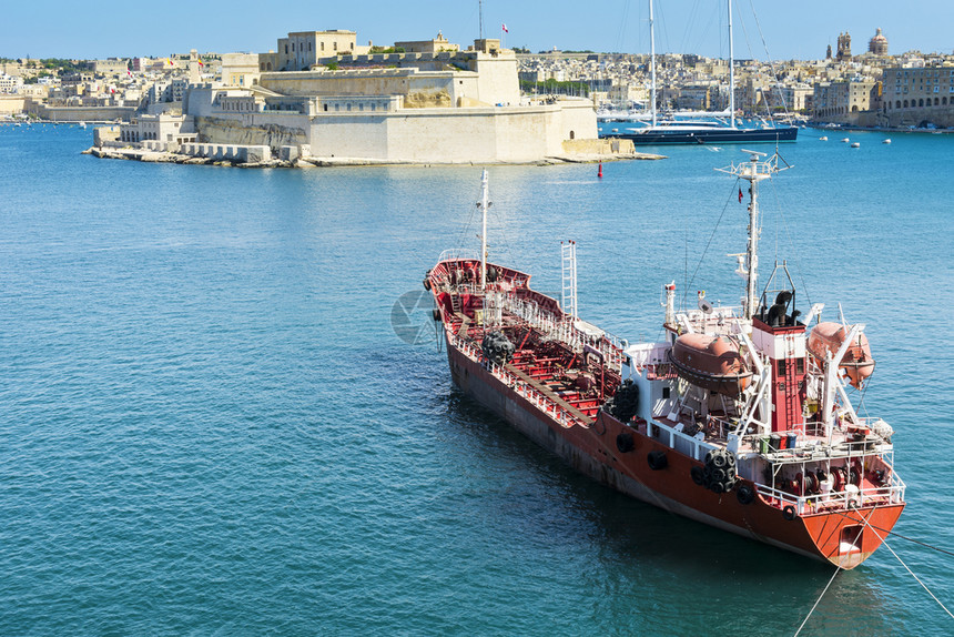 设计用于在马耳他港运输液化天然燃料的船图片