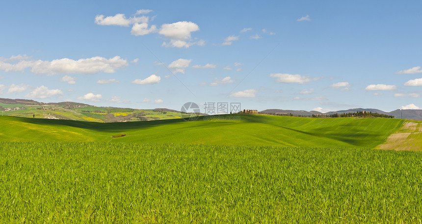 春初意大利有草原的地貌意大利农业山上田地牧场和农舍图片