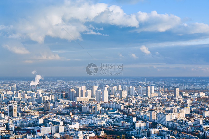 高蓝天空下有白云的大城市图片