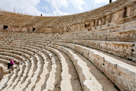 约旦杰拉什古色古香的南方大剧院的石座图片