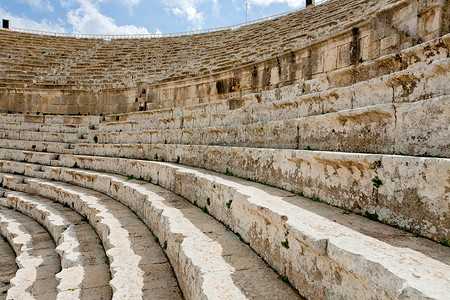 约旦杰拉什古色古香的南方大剧院的石座背景