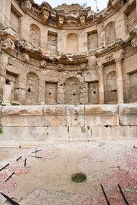约旦古城Jerash附近Artemis寺庙附近的古董碗图片