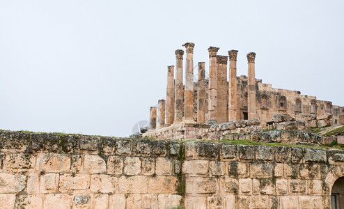 约旦古城Jerash的宙斯寺庙背景图片