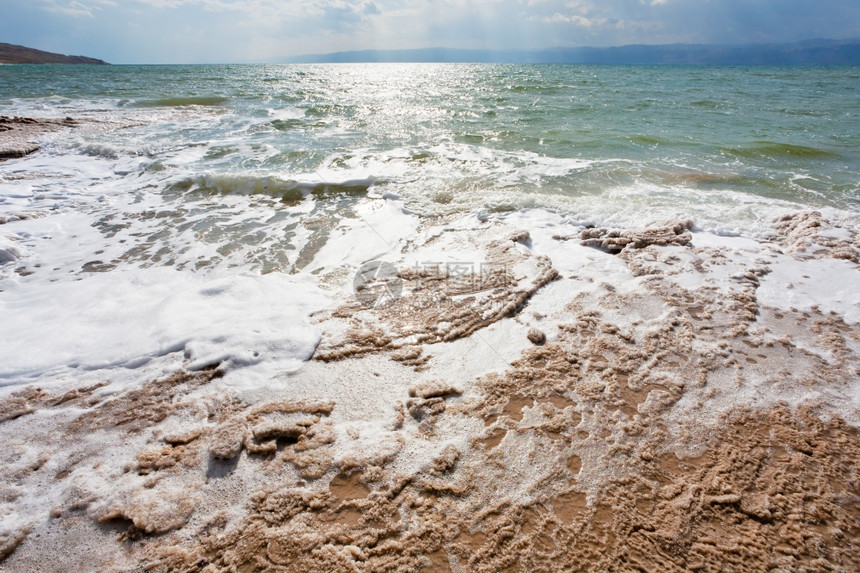 约旦死海岸水晶盐沙滩图片