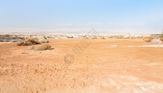 约旦河谷受洗地点附近沙漠土的全景图片